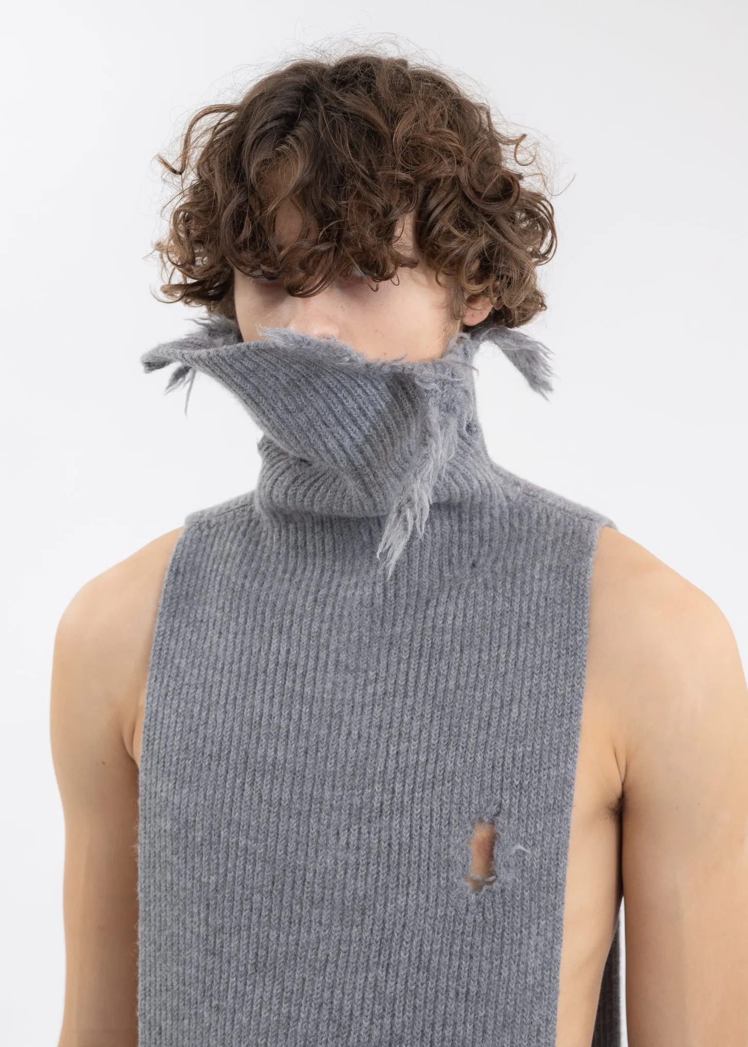 GREY ASYMETRIC DESTROYED TURTLENECK SCARF