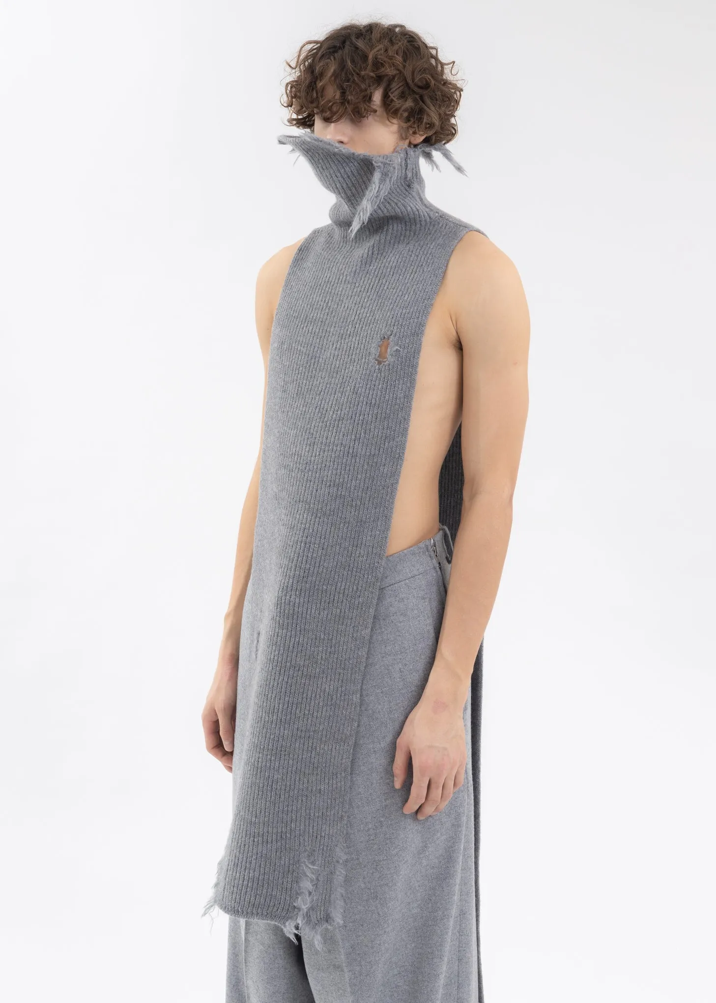 GREY ASYMETRIC DESTROYED TURTLENECK SCARF