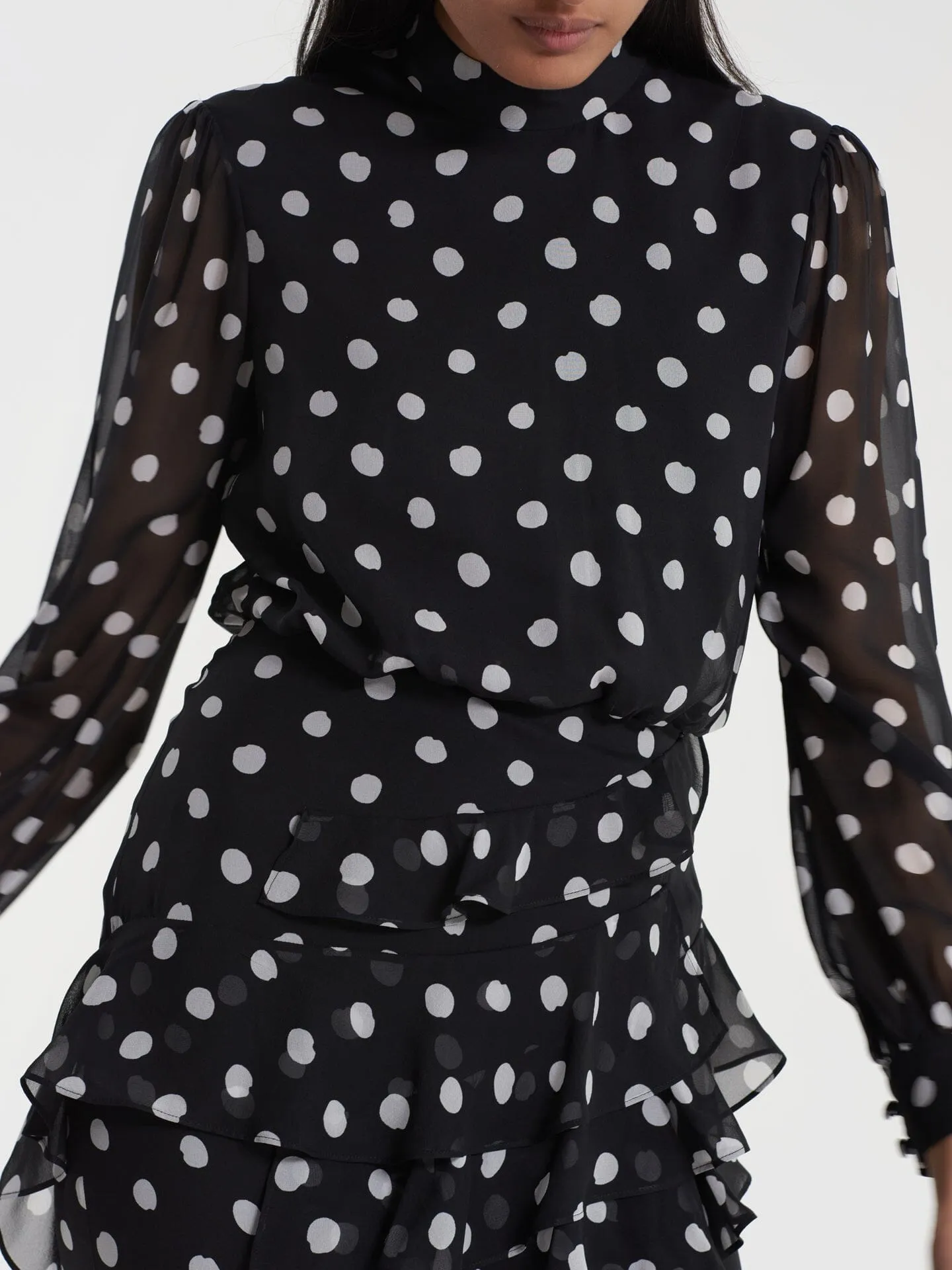 Isa ruffledress in mono dot