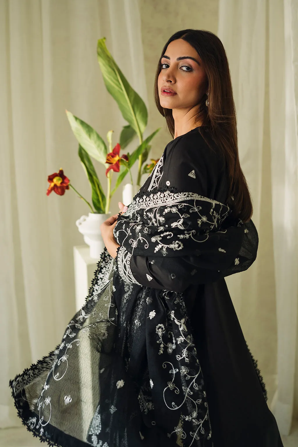 Neeshay Monochrome Lawn Series – Elysian