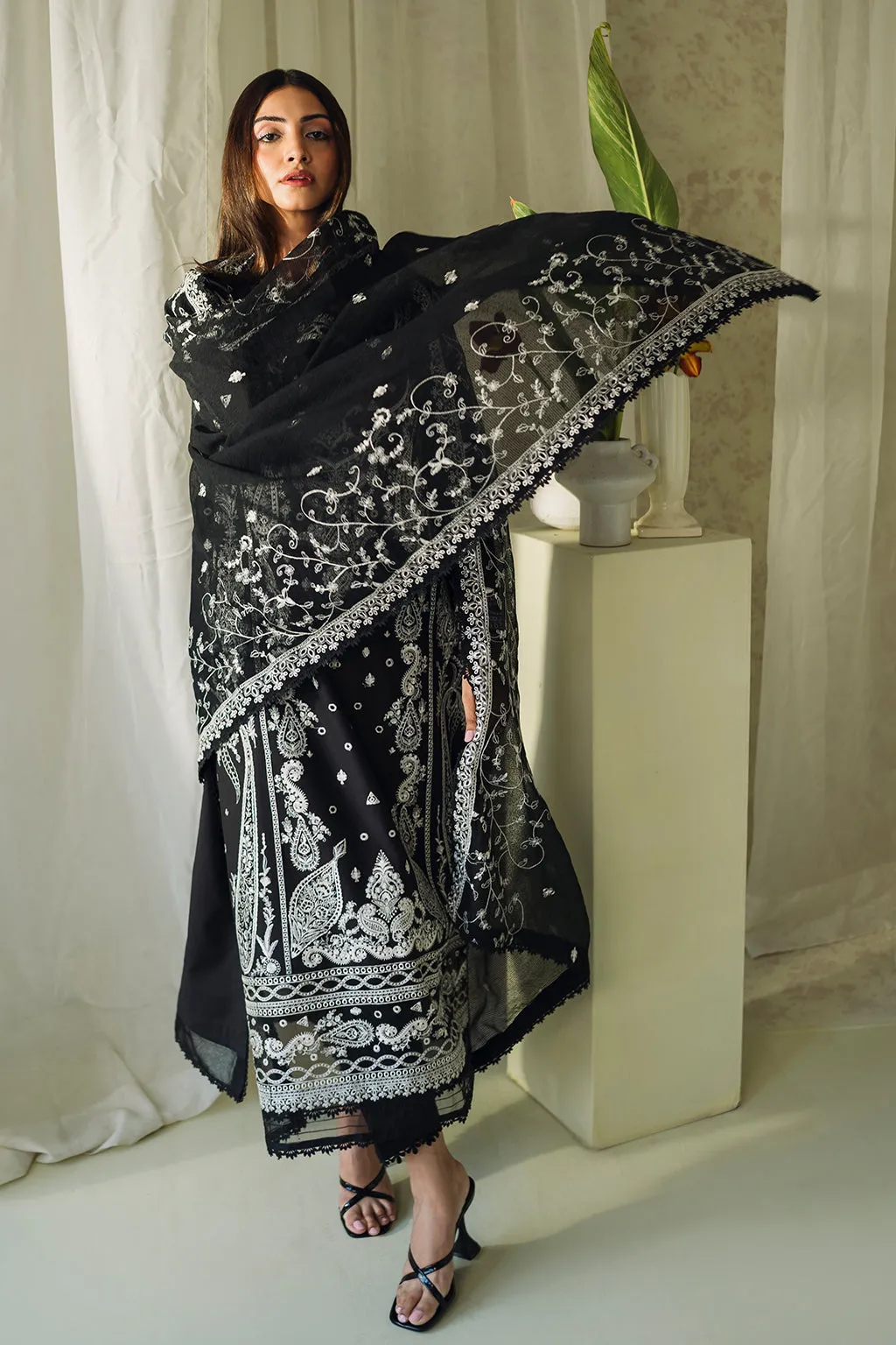 Neeshay Monochrome Lawn Series – Elysian