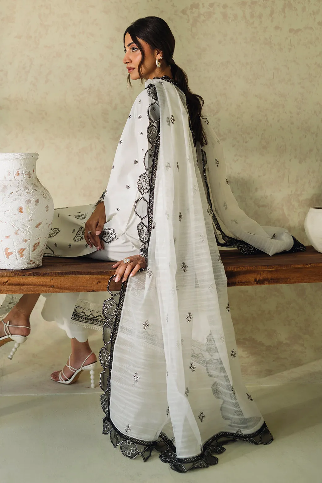 Neeshay Monochrome Lawn Series – Lueur