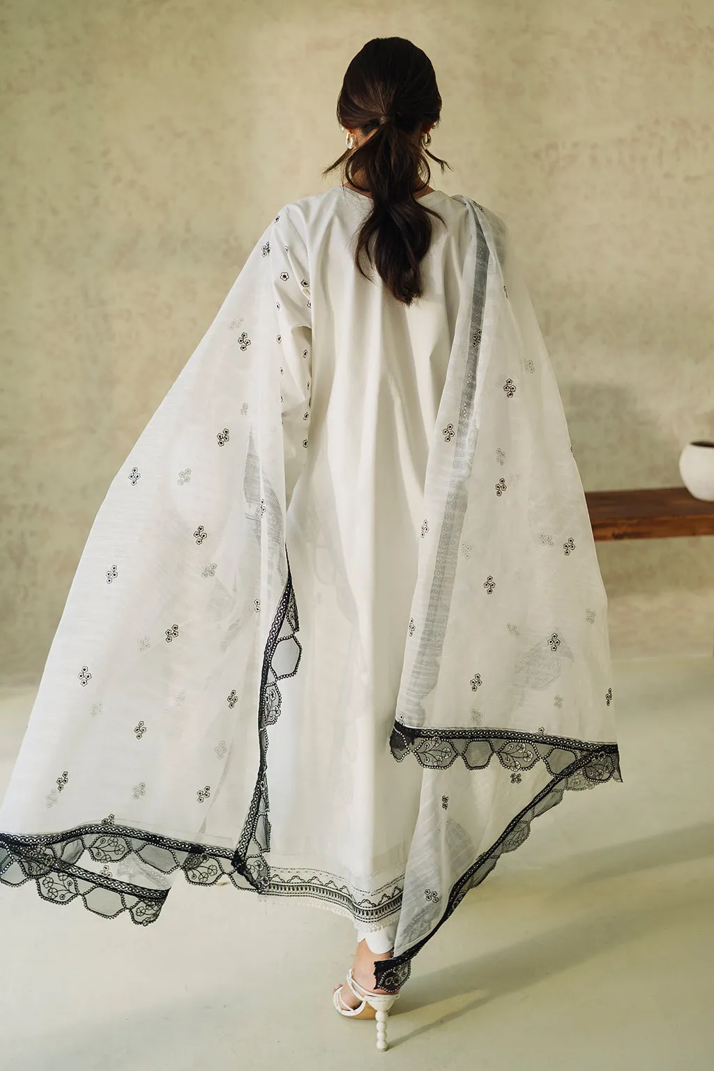 Neeshay Monochrome Lawn Series – Lueur