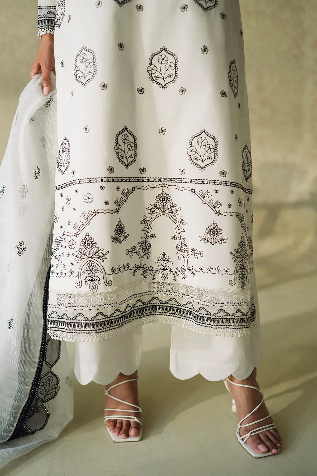 Neeshay Monochrome Lawn Series – Lueur