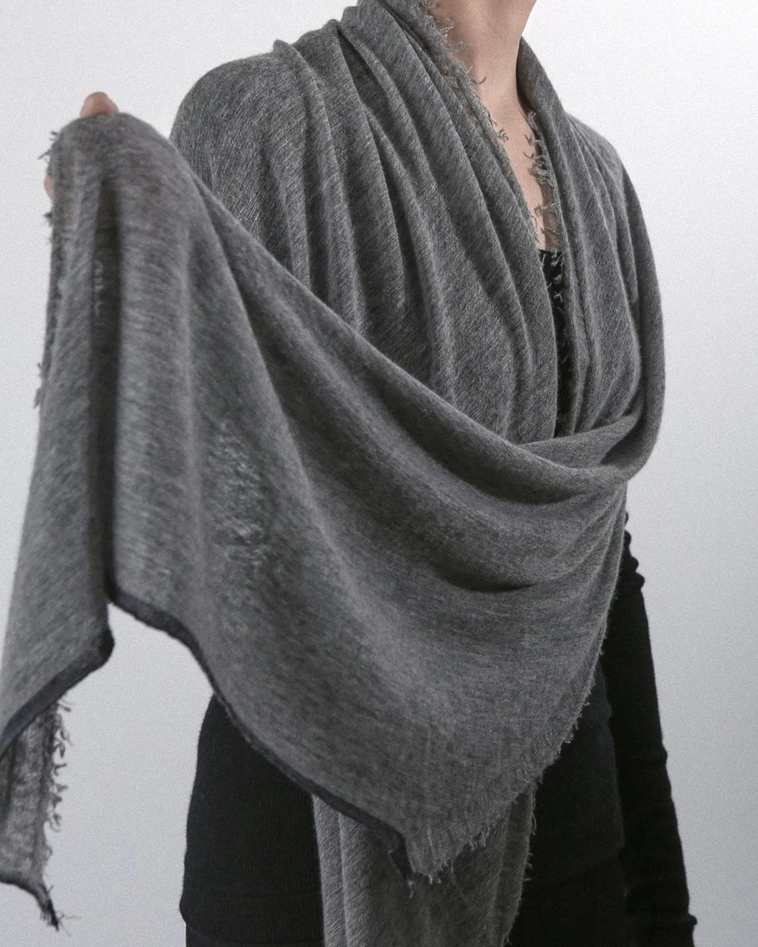 Rosa Cascade Cashmere Scarf in Heather Grey X Charcoal