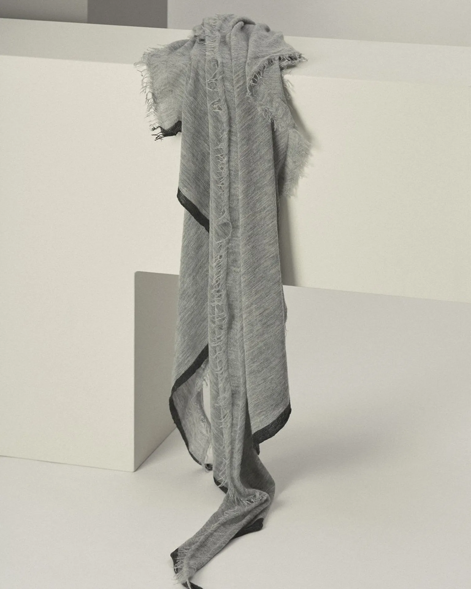 Rosa Cascade Cashmere Scarf in Heather Grey X Charcoal